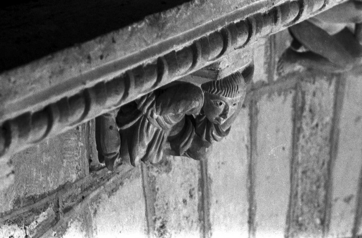 Champagne (Ardèche). - L'église Saint-Pierre, modillon.