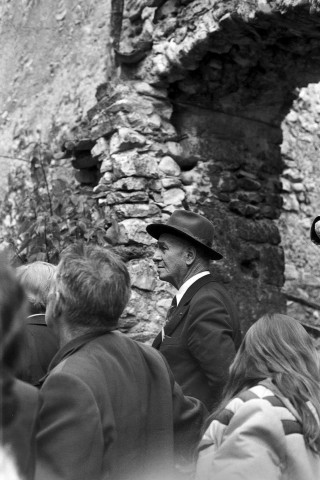 Châtillon-en-Diois.- Journée de l'association Histoire Archives Drômoises, Mr Buix pendant la visite du village.