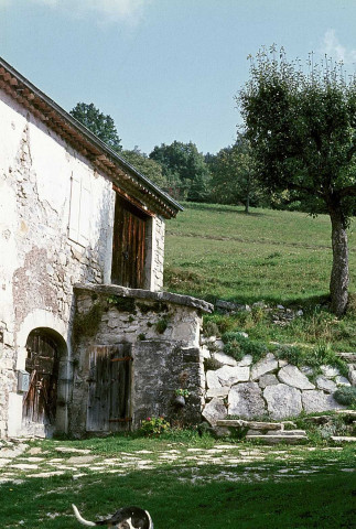 Glandage.- Une ferme prés de l'église.