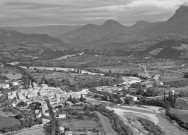 Aouste-sur-Sye.- Vue aérienne du village et de la Drôme.