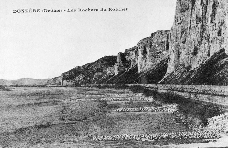 Donzère.- Les falaises du Robinet et le Rhône.