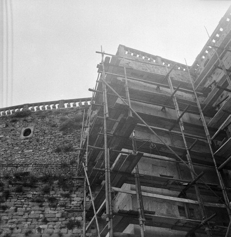 Grignan. - Façade de la collégiale Saint-Sauveur pendant les travaux de restauration.