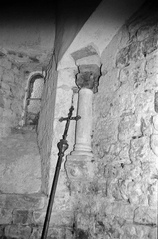 2/Chastel-Arnaud.- Colonne et chapiteau de l'église Saint-André.