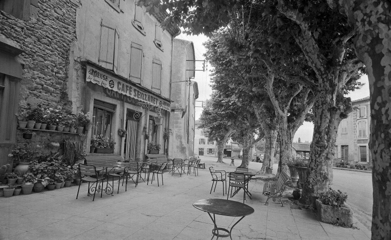 Montéléger. - La terrasse du café Seillaret cours des Platanes.