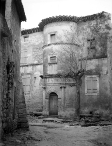 Saint-Restitut. - La maison de la Tour.