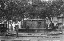 La fontaine (1871) sur l'actuelle place de la Libération.