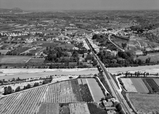 Livron-sur-Drôme. - Vue aérienne du pont sur la Drôme et de la ville.