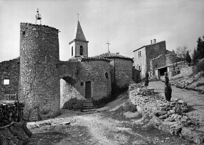 Le Pègue. - La tour et le clocher de l'église Saint Marcel ou Saint Mayne