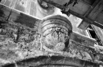 Buis-les-Baronnies.- Détail de sculpture du porche de la chapelle des Ursulines en restauration.