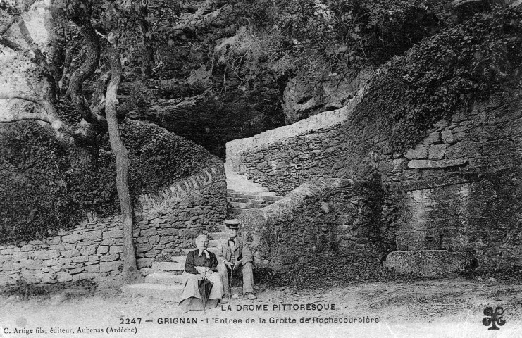 Grignan.- L'entrée de la Grotte de Rochecourbière.