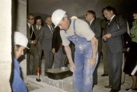 Romans-sur-Isère.- Pose de la première pierre de la galerie des métiers au Musée de la Chaussure par le Préfet A. Roche en novembre 1976.