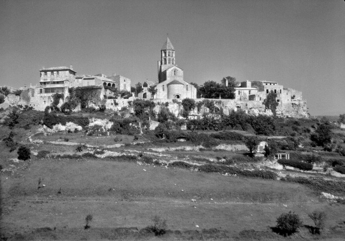 La Garde-Adhémar. - Vue du village et de l'église Saint Michel (XIe siècle)