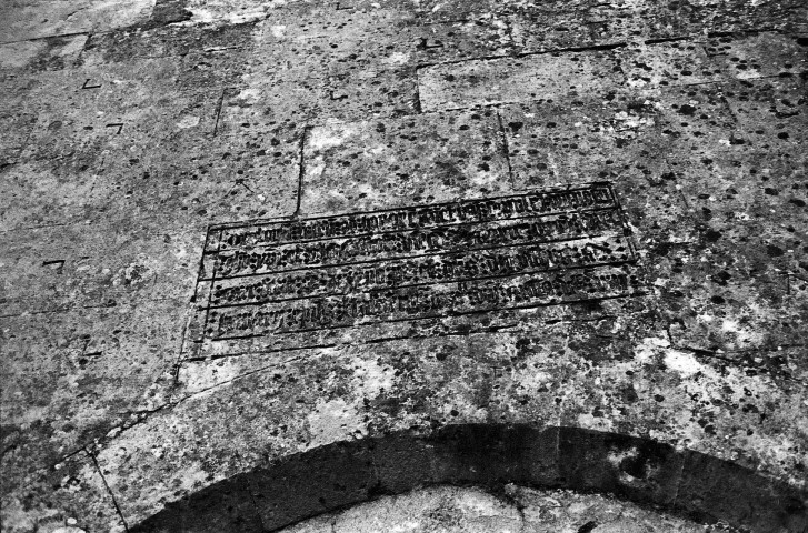 Saint-Restitut.- Détail d'inscription en façade ouest de la chapelle du Saint-Sépulcre.