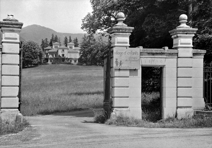 Dieulefit. - Le domaine de Réjaubert.