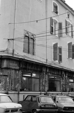 Romans-sur-Isère.- Restauration d'un magasin près du chevet de la collégiale Saint-Barnard.