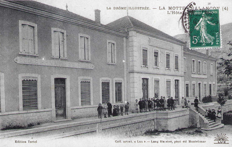 La mairie et le groupe scolaire.