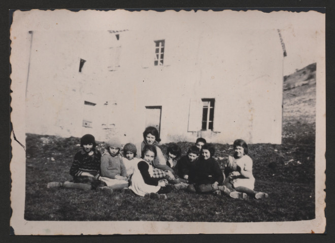 1 R 1. Photos d'élèves (voir légendes).