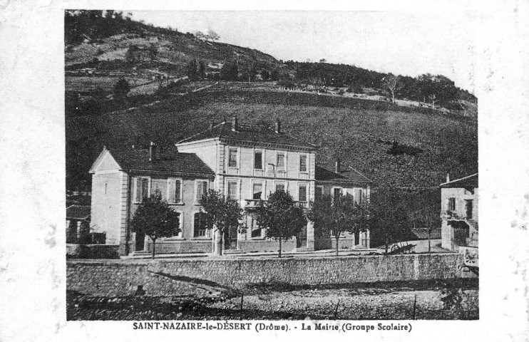 La mairie et le groupe scolaire.