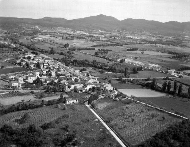 Salles-sous-Bois.- Vue aérienne du village.