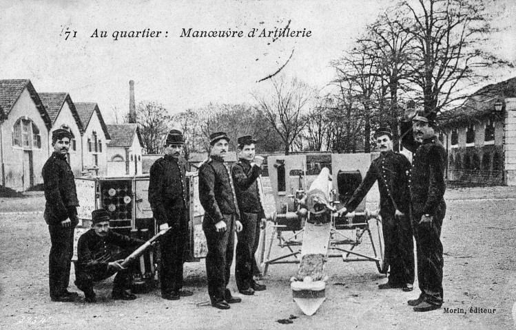 Soldats du 6e régiment d'artillerie en manœuvre à la caserne Chareton.