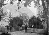 Buis-les-Baronnies.- Personnages devant l'hospice.