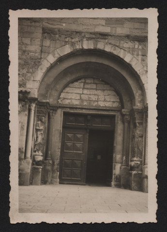 Entrée d'une église.