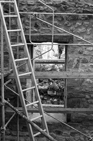 La Charce.- Porte de communication restaurée entre l'aile ouest et l'escalier du château.