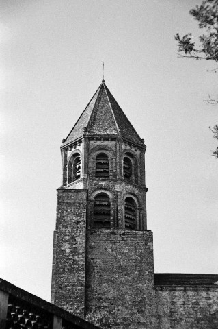 La Garde-Adhémar. - Le clocher de l'église Saint-Michel (XIe s.), avant la dépose des ardoises des abats son.