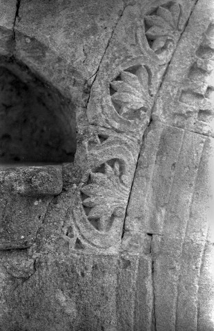 La Bâtie-Rolland. - Détail du porche de la chapelle Saint-Andéol.