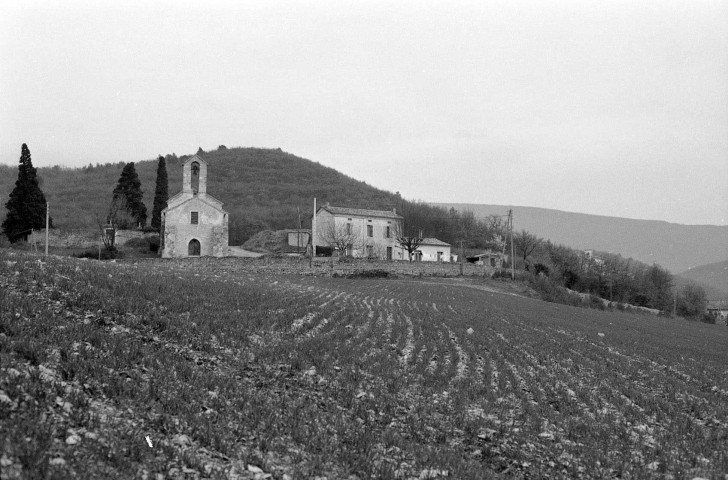 Les Tourrettes.- Les abords de la chapelle Saint-Didier.