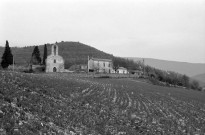 Les Tourrettes.- Les abords de la chapelle Saint-Didier.