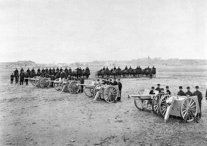 Valence. - Soldats en exercice, caserne La Tour Maubourg.