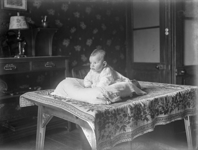 Charols, château de Salettes. - Marie-Thérèse Champin allongée sur le ventre, sur la table.