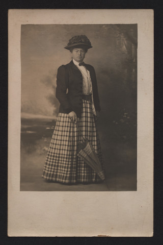 Carte postale d'une femme avec un parapluie.