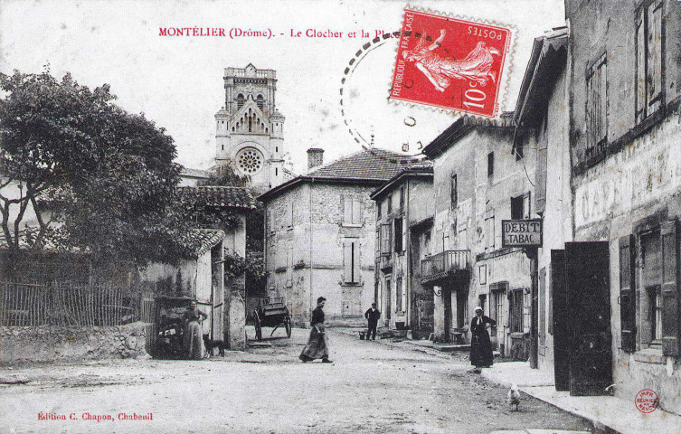 Place du village et le clocher de l'église Saint-Prix.