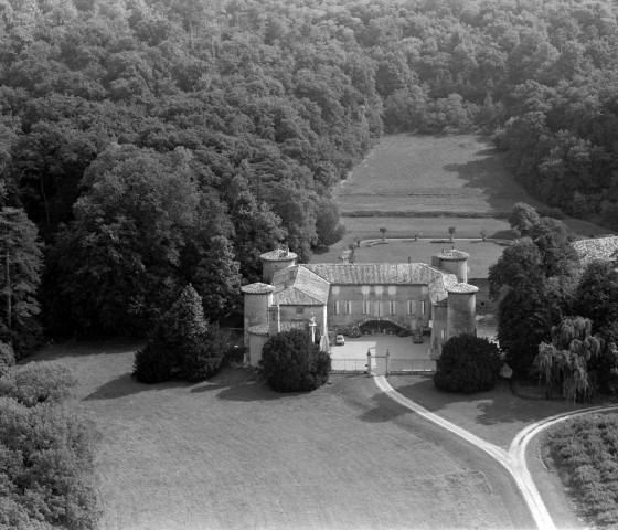 Vue aérienne du château de la Gardette maison forte du XIIIe siècle, remaniée au XVIe siècle.