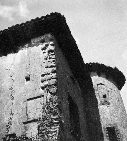 Manthes.- La tour d'angle sud de l'ancien Prieuré de bénédictins de l'ordre de Cluny.