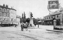 Valence. - Le monument Bancel devant la gare.