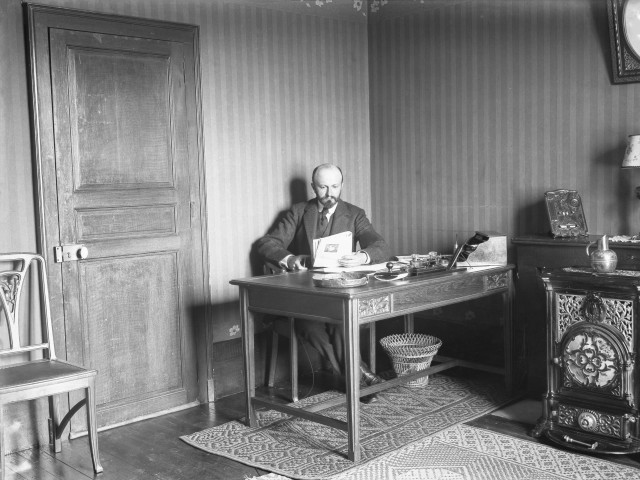 Montbard (Côte-d'Or). - Henri Champin, assis à son bureau.