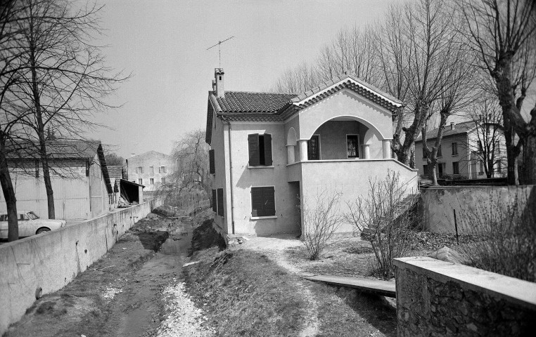Saulce-sur-Rhône.- Maison récente.