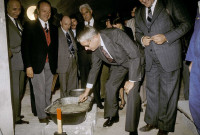 Romans-sur-Isère.- Pose de la première pierre de la galerie des métiers au Musée de la Chaussure par le Préfet A. Roche en novembre 1976.