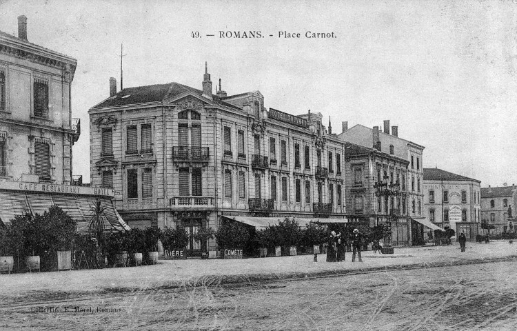 Romans-sur-Isère.- La place Carnot.