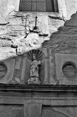 Bouchet.- Statue au dessus du porche de l'église Notre-Dame.