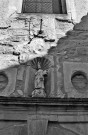 Bouchet.- Statue au dessus du porche de l'église Notre-Dame.