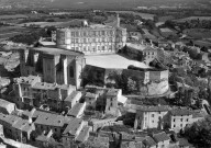 Grignan. - Vue du château et du village, côté sud