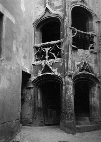 Romans-sur-Isère.- Cour intérieure d'un hôtel particulier rue des Trois Carreaux.