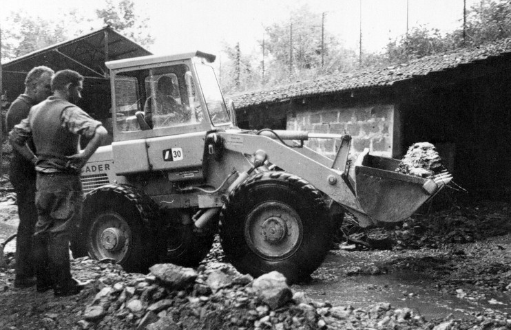 Saint-Uze.- Nettoyage après les inondations de 1968.