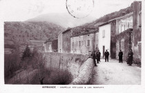 Rue du village et les remparts.