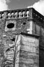 Grignan. - Détail du mur de soutènement des terrasses du château.