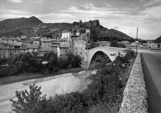 Nyons. - Vue du pont sur la rivière l'Eygues et d'une partie de la ville.